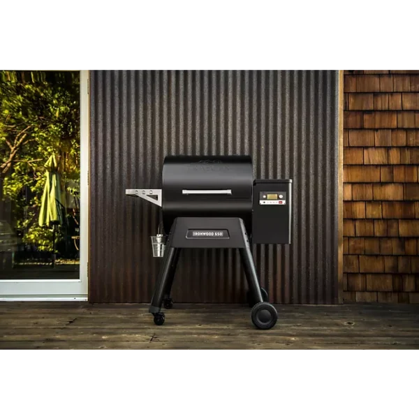 Barbecue pellet TRAEGER Ironwood 650 noir sur chariot, grille haute 56x26.5 cm, grille basse 56x48 cm